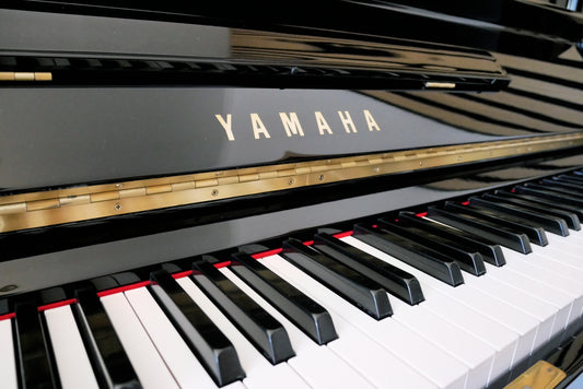Yamaha UX Klavier schwarz 131cm