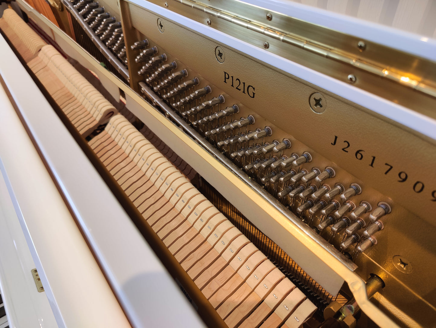 Yamaha Klavier in weiß P121 von 2009