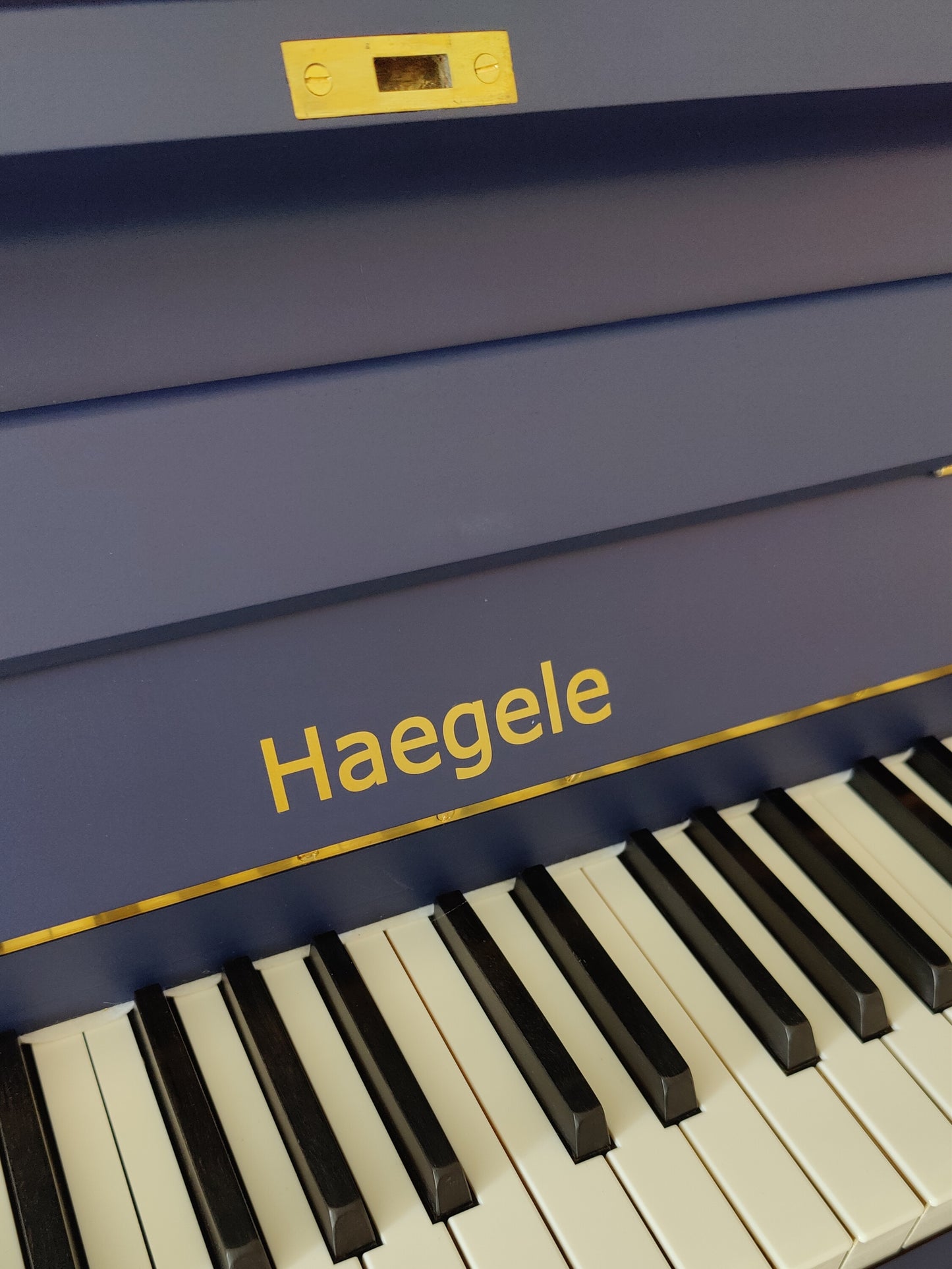 Haegele Klavier Midnight Blue