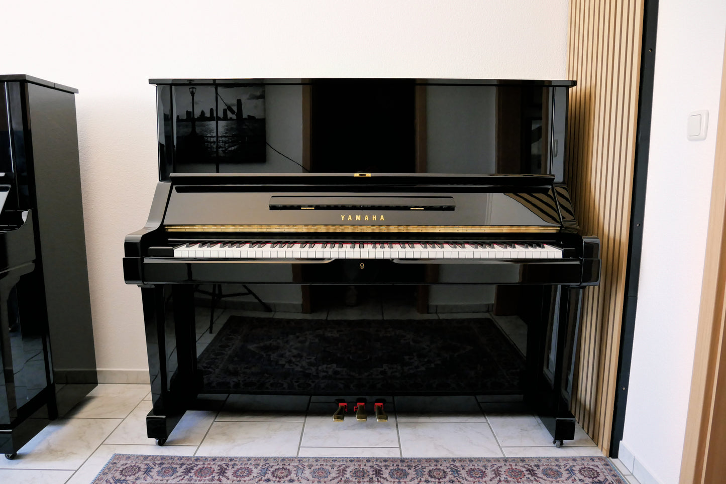 Yamaha UX Klavier schwarz 131cm