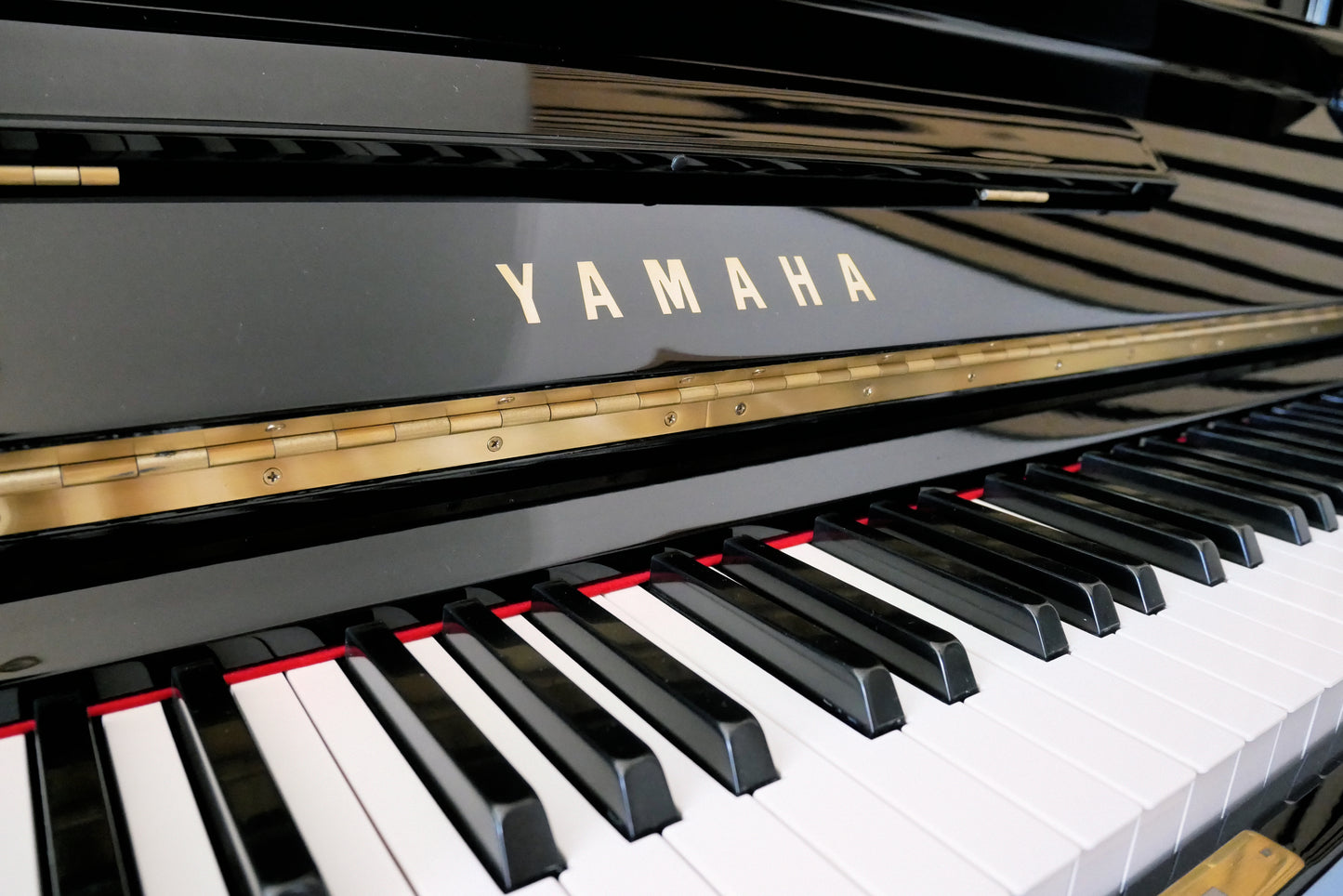 Yamaha UX Klavier schwarz 131cm