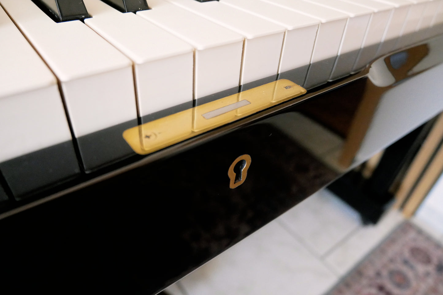 Yamaha UX Klavier schwarz 131cm
