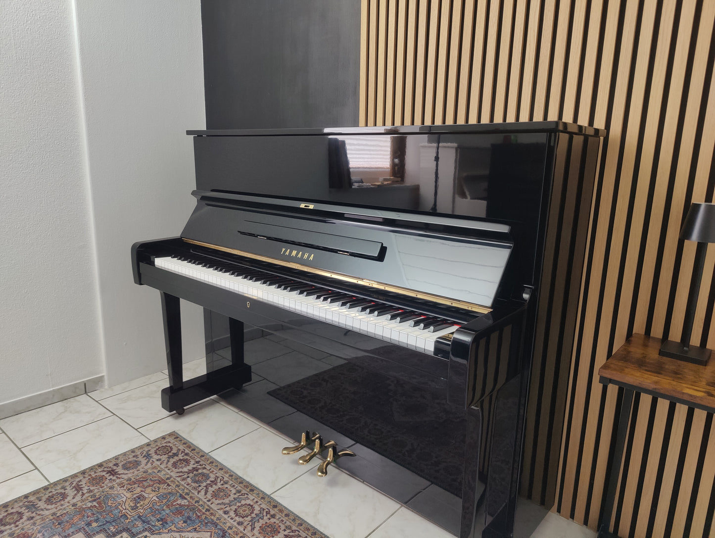 Yamaha U1 Klavier in schwarz 121cm