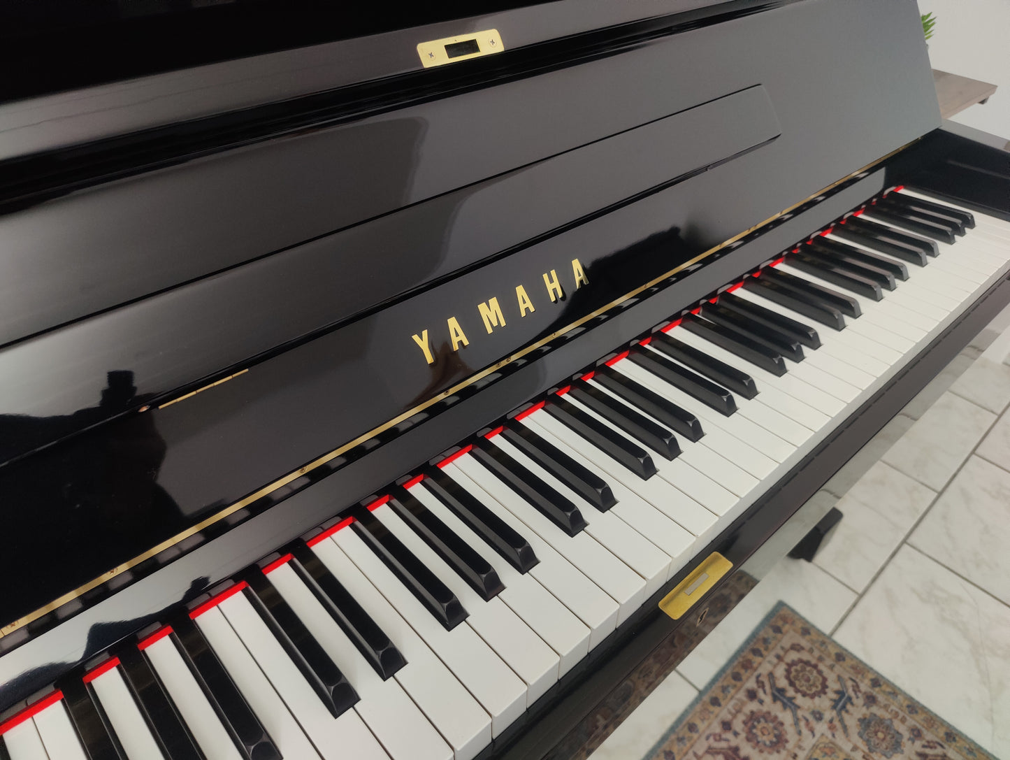 Yamaha U1 Klavier in schwarz 121cm