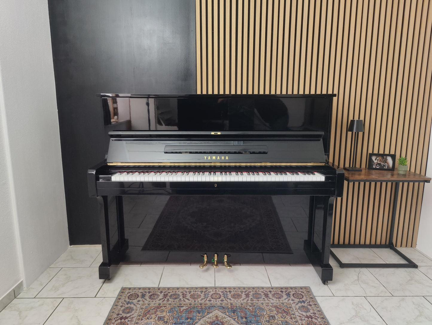 Yamaha U1 Klavier in schwarz 121cm