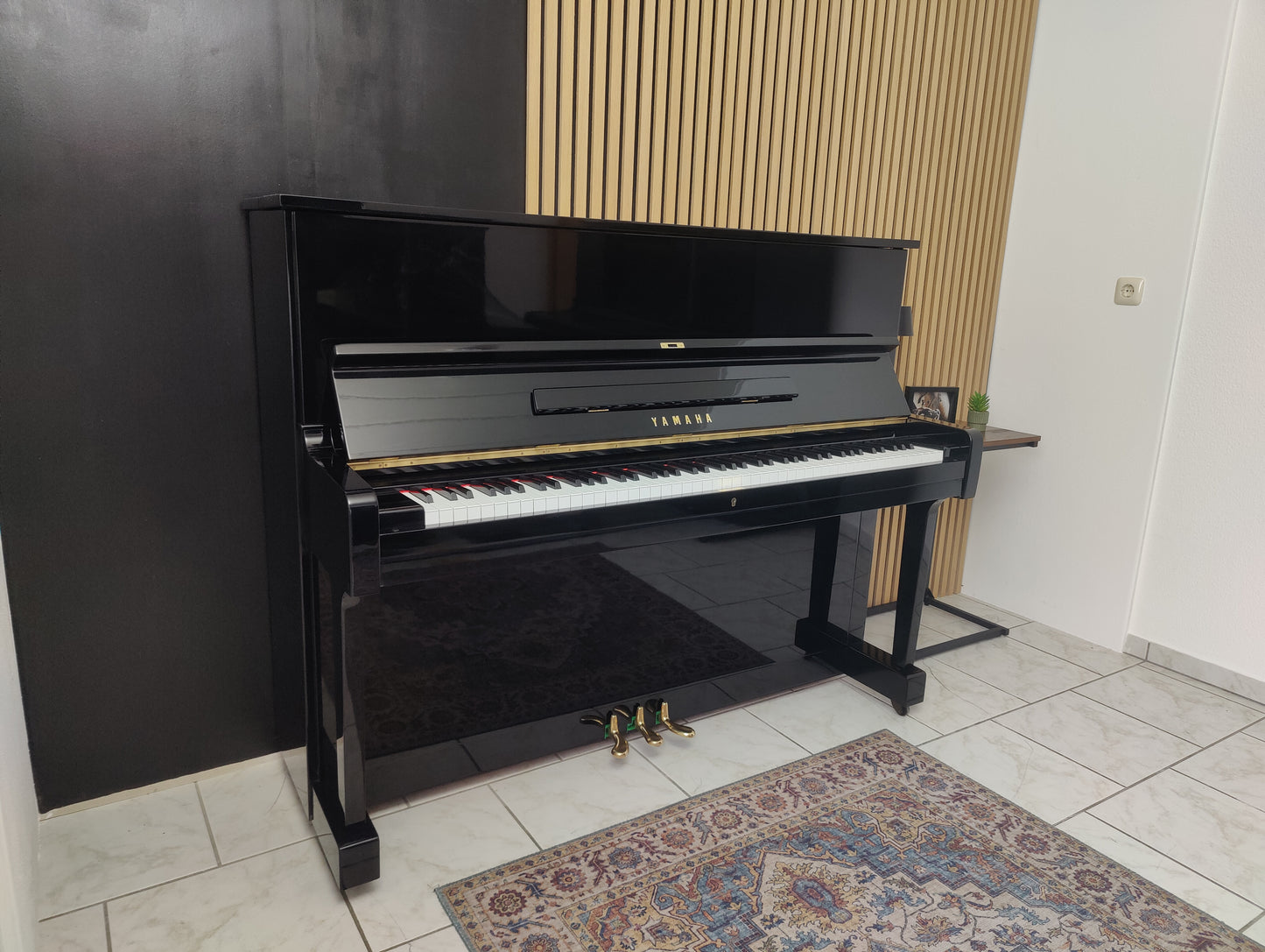 Yamaha U1 Klavier in schwarz 121cm