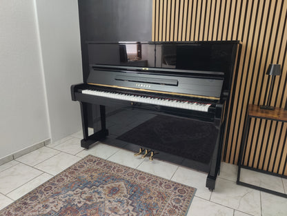 Yamaha U1 Klavier in schwarz 121cm