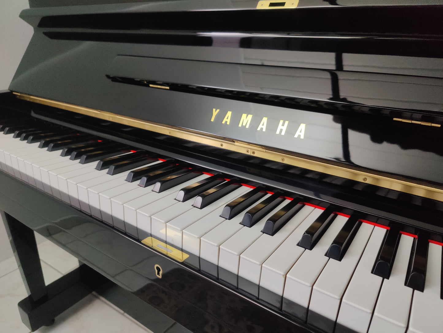 Yamaha U1 Klavier in schwarz 121cm